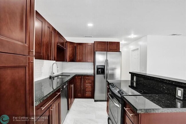 Building Photo - 802 SW 12th Ct