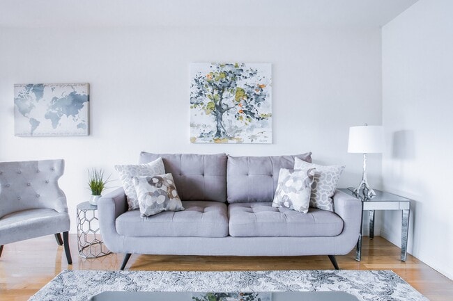 Interior Photo - 725 N Hayworth Ave