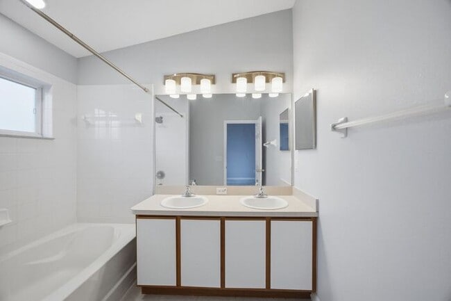 Building Photo - Villages of Bloomingdale