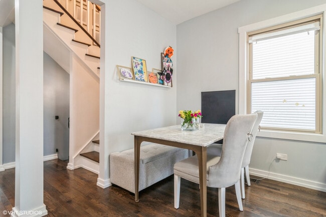 Building Photo - 4024 N Maplewood Ave