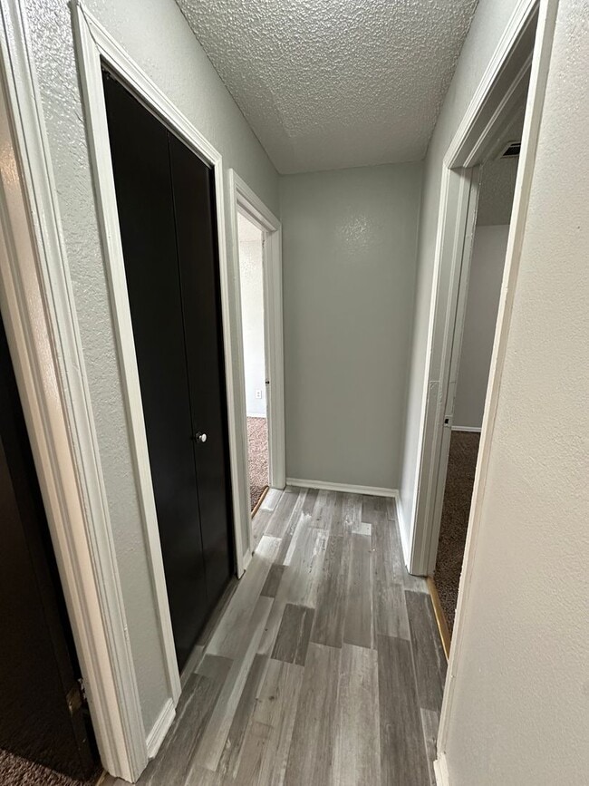 Building Photo - Nice 3bed, 1 1/2 bath. 2 car garage