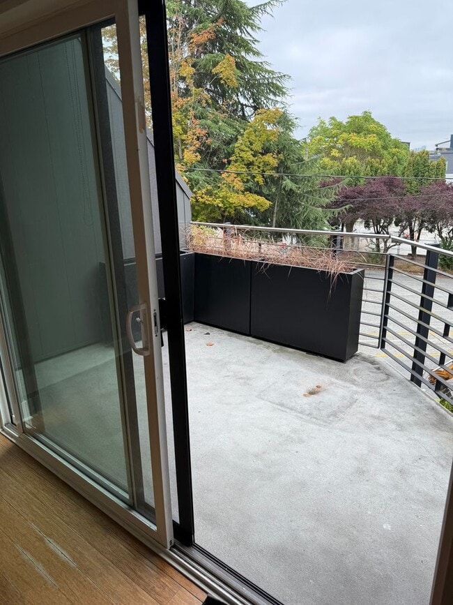 Building Photo - Wallingford Condo Unit
