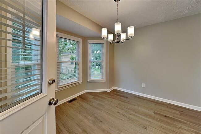 Building Photo - 450 Sumer Ln N