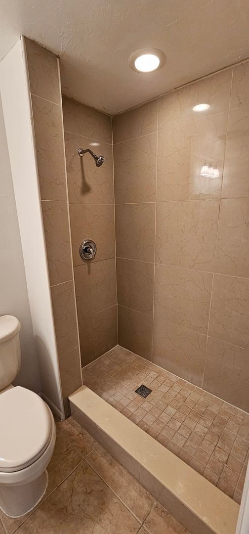 Building Photo - Bright and spacious 2-bedroom condo located in Summerlin Trace.