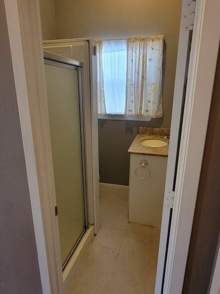 Building Photo - 1905 Chapman St