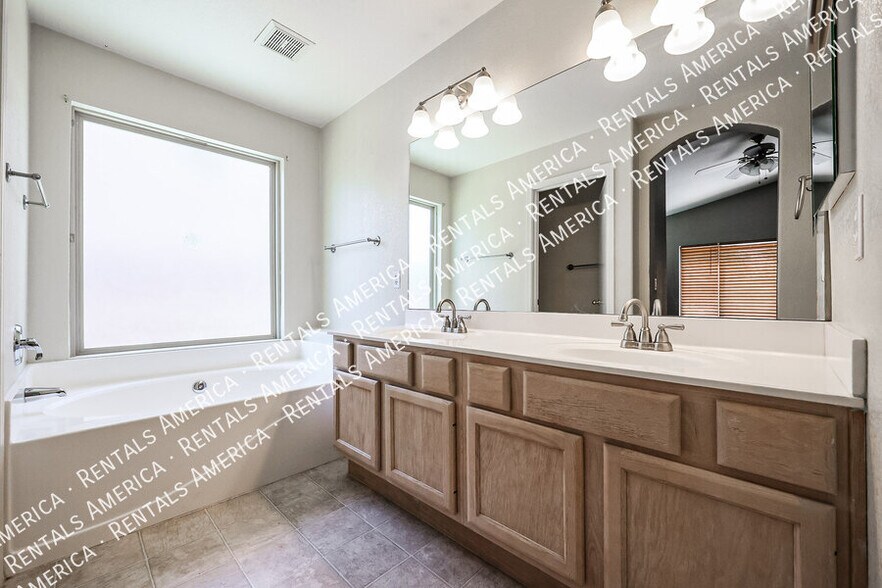Building Photo - 7471 W Lone Cactus Dr