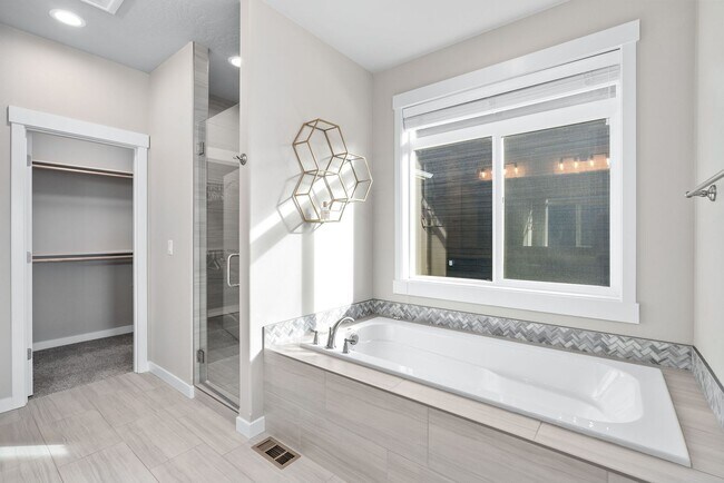 Building Photo - Luxury Four Bedroom with Breathtaking Views