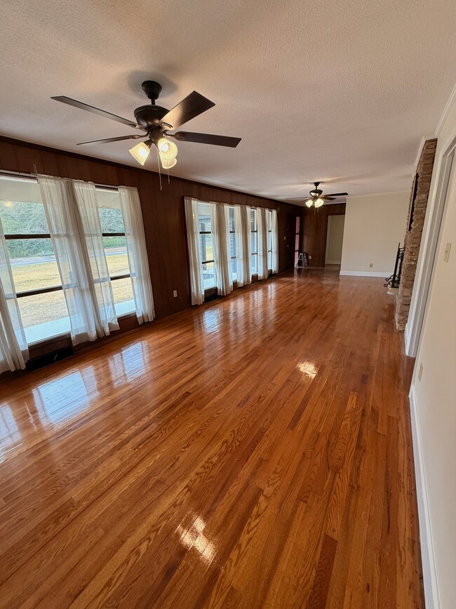 Building Photo - 104-1-501 N Main St