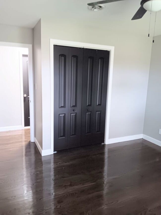 Building Photo - Beautifully Renovated, Modern 3 bedroom 2....