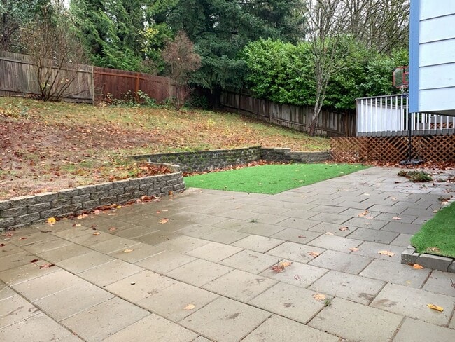 Building Photo - Spacious 3 Bed 2.5 bath Kent Split-Level home