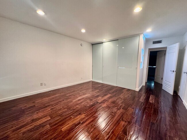 Building Photo - 10633 Holman Ave