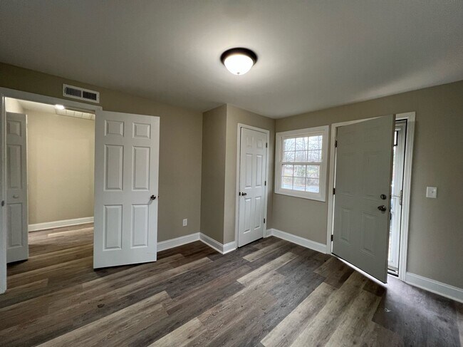 Building Photo - 3 Bedroom 1 Bathroom Home Located In Green...