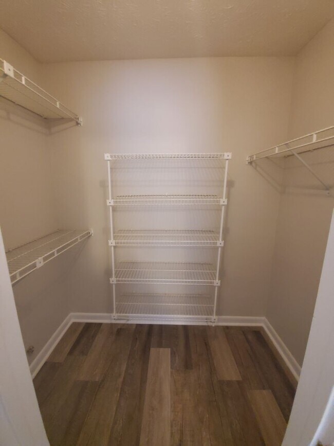 Building Photo - 672 Bartons Landing Pl