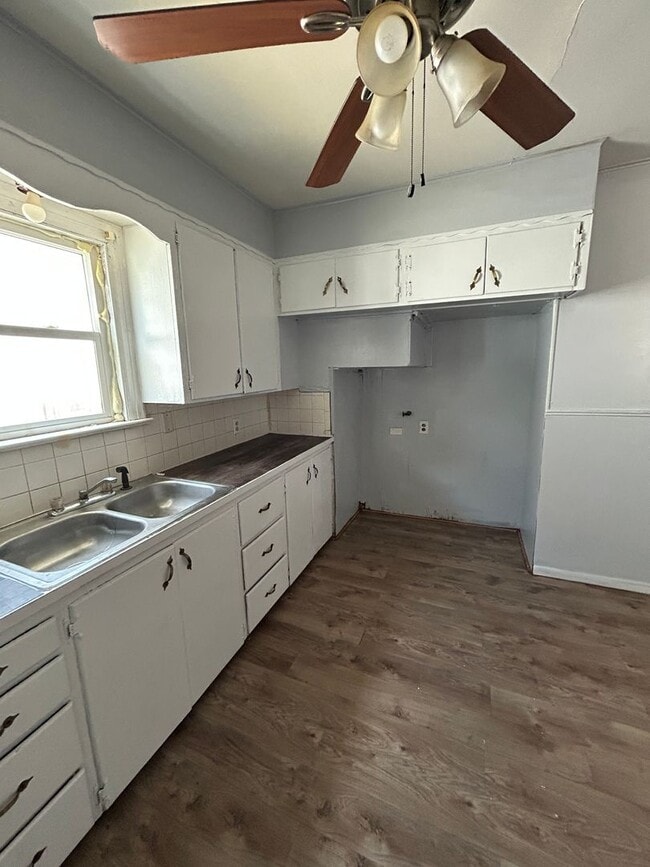 Building Photo - Large 3 bed 1 bath Home