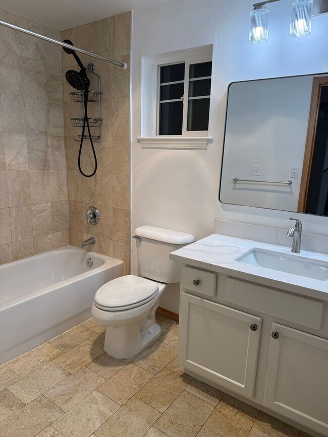 Building Photo - Updated 3 beds/ 2 bath townhome for rent!