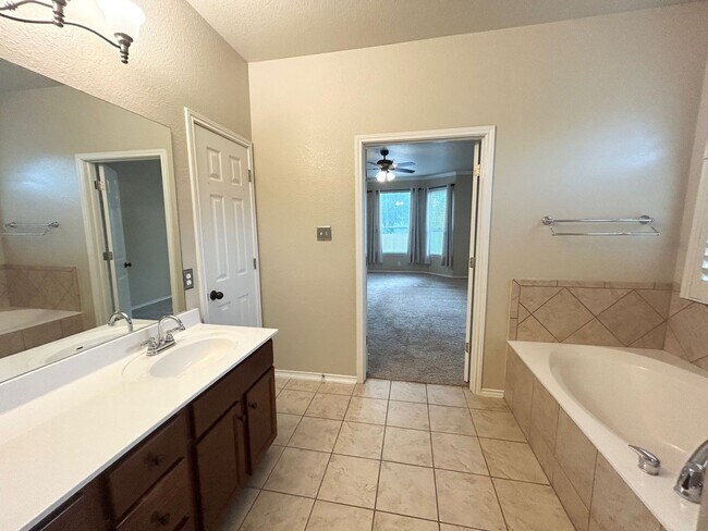 Building Photo - 4 Bedroom / 3.5 Bathroom beautiful house f...