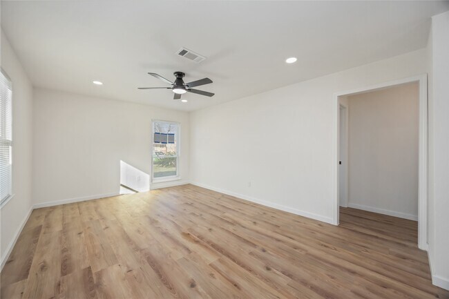 Building Photo - 5942 Ridgeway Dr