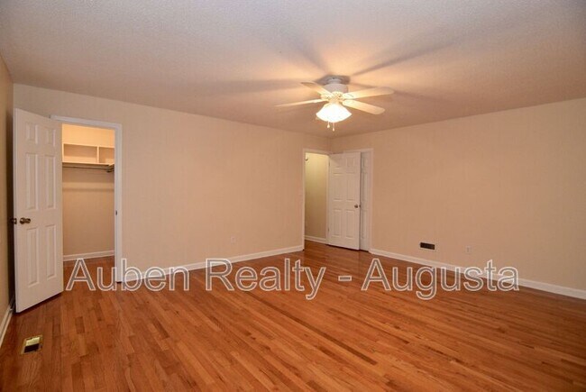 Building Photo - 490 Pheasant Run Dr