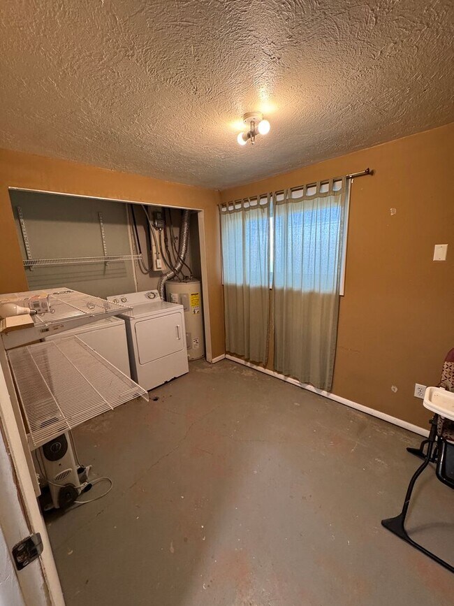 Building Photo - 2192 E Hwy 33