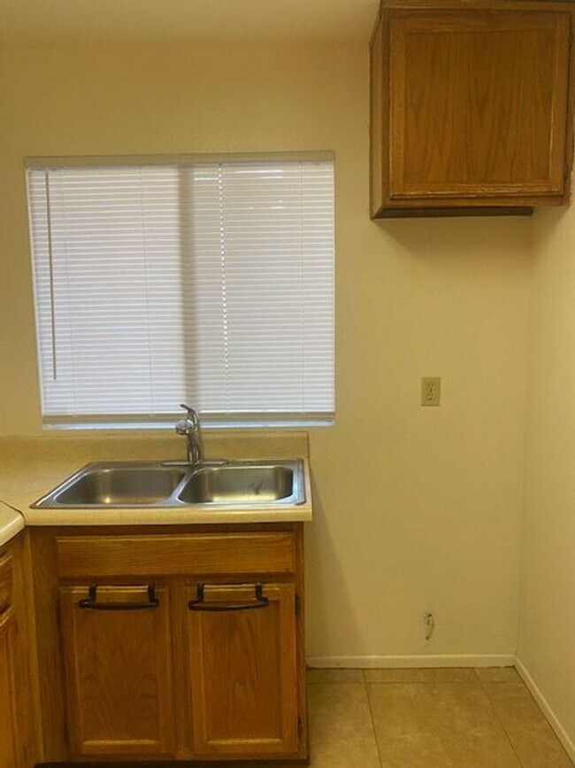 Building Photo - COMING SOON!! 3 BEDROOM / 2 BATHROOM Apartment in Cathedral City