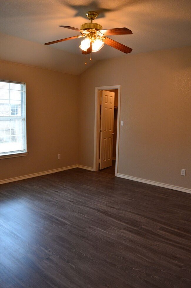 Building Photo - Updated 3-2-2 Home For Lease