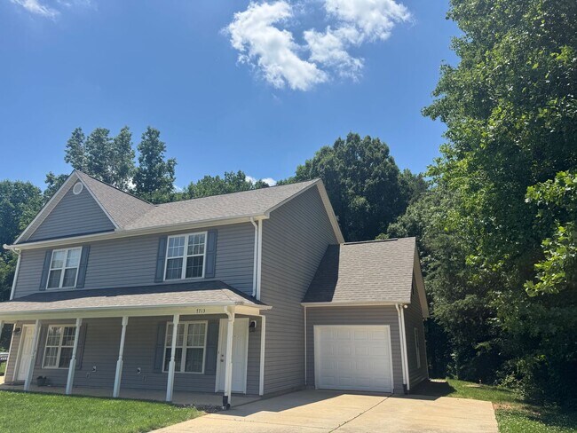Building Photo - Three Bedroom Townhouse in Sherrills Ford with Bonus Room