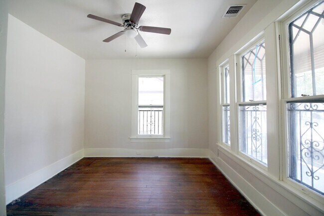 Building Photo - Historically charming home ready for move in!