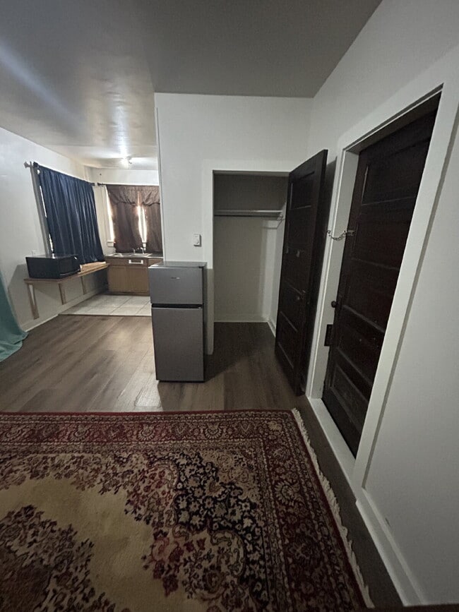 Building Photo - "Charming 450 sq ft Studio Retreat in Jone...