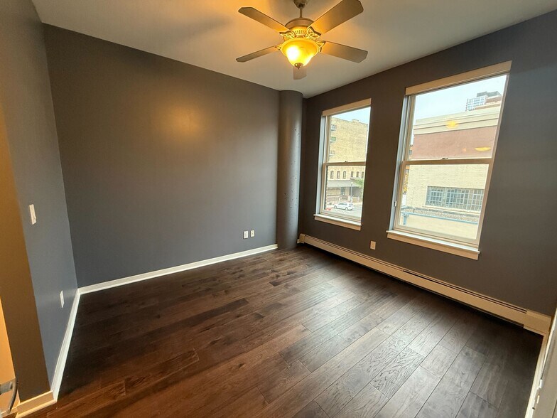 Building Photo - 401 N 2nd St