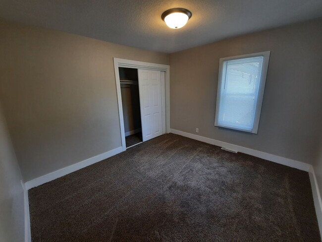 Building Photo - 3 Bedroom, 2 Bathroom Home with 1+ car att...