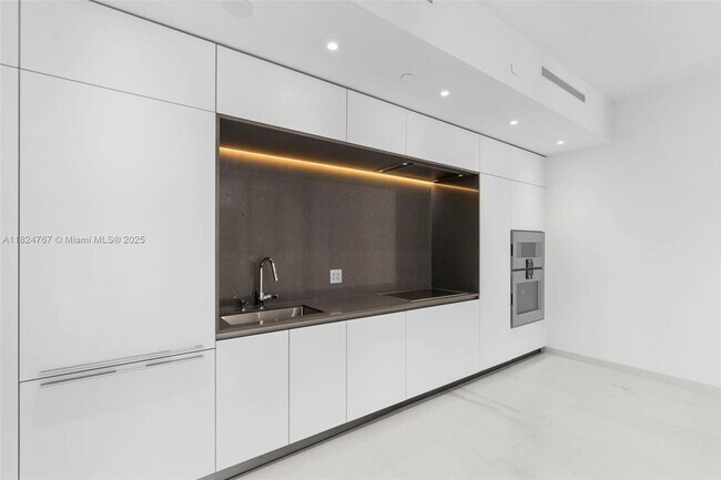 Building Photo - 300 Biscayne Blvd Way