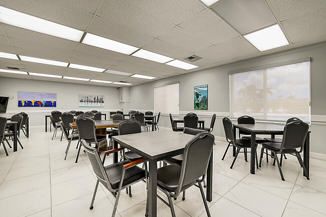 Building Photo - 2703 Dudley Dr W