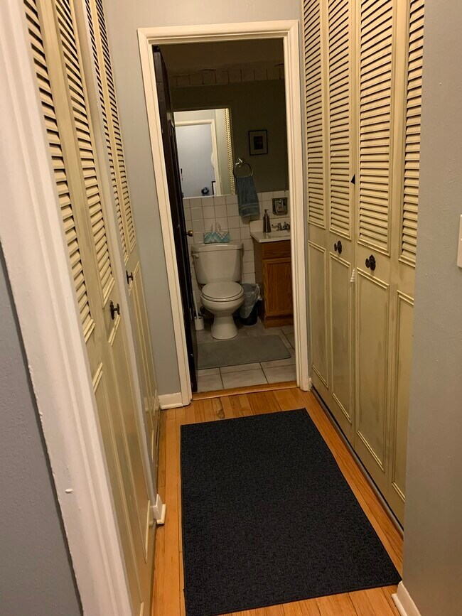 Building Photo - 541 W Oakdale Ave