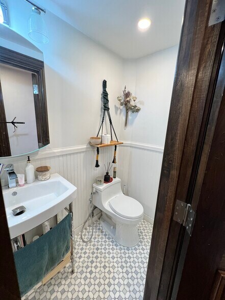 Building Photo - 238 Saint James Pl