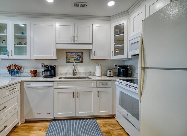 Building Photo - PERFECT FURNISHED MONTHLY BEACH RENTAL AVAILABLE