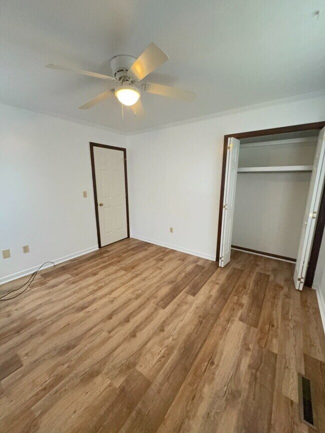 Building Photo - "Charming 3-Bedroom Sanctuary with 2 Full Baths in Prime Simpsonville Location!"