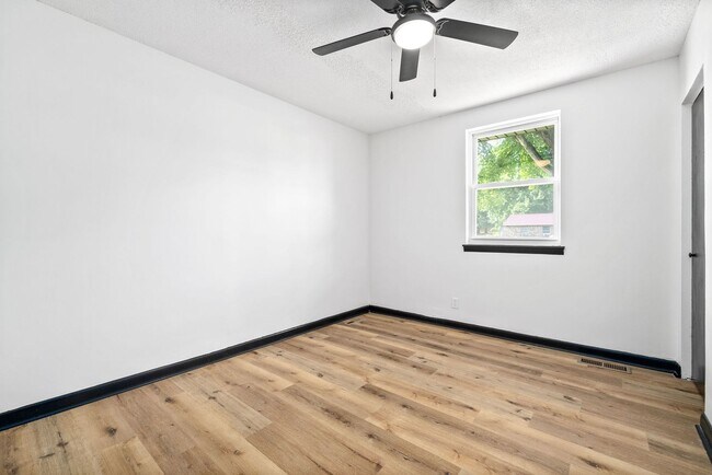 Building Photo - 338 Woodale Dr
