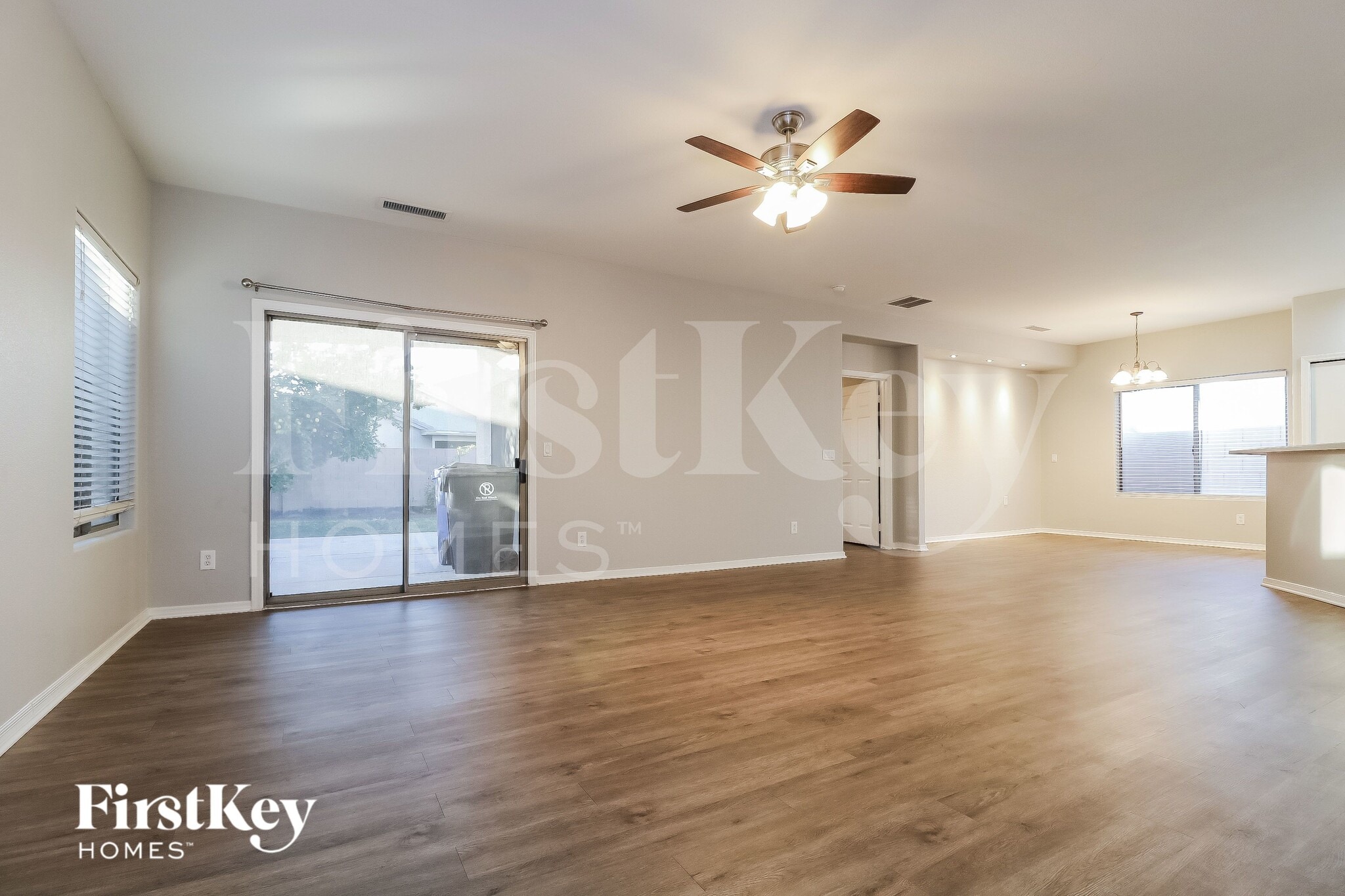 Building Photo - 601 W Elm Ln