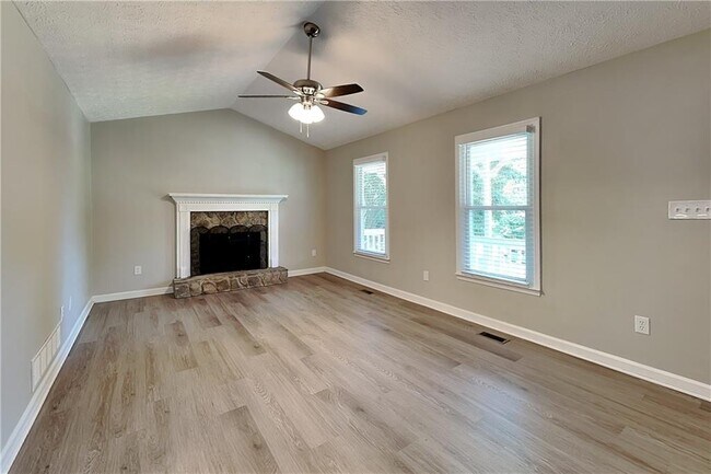 Building Photo - 450 Sumer Ln N