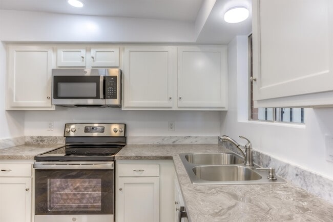 Building Photo - 417 E Jacinto St