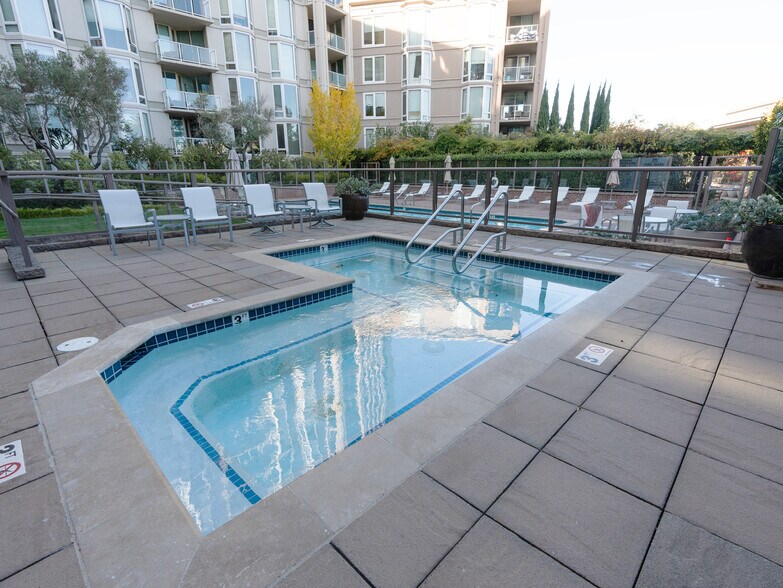 Building Photo - 88 King St