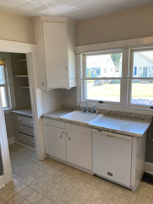 Kitchen - 46 Dix Ave