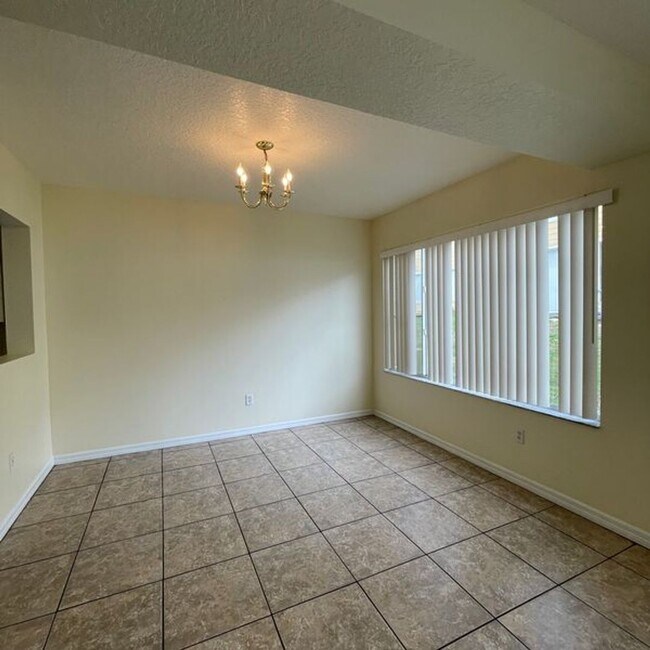 Building Photo - 2715 Fan Palm Dr