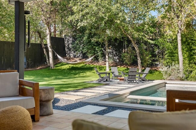 Building Photo - 1604 Elmhurst Dr