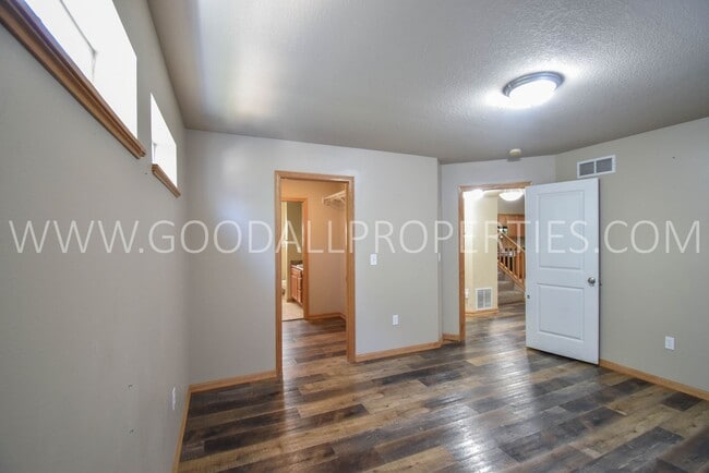 Building Photo - 3 Bedroom, 2.5 Bath 1 1/2 story first floor master suite -Townhome in Urbandale with 2-Car attach...