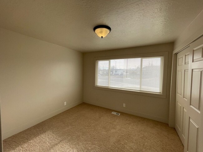 Building Photo - Spacious 6-Bedroom Magna Home with Fenced Yard