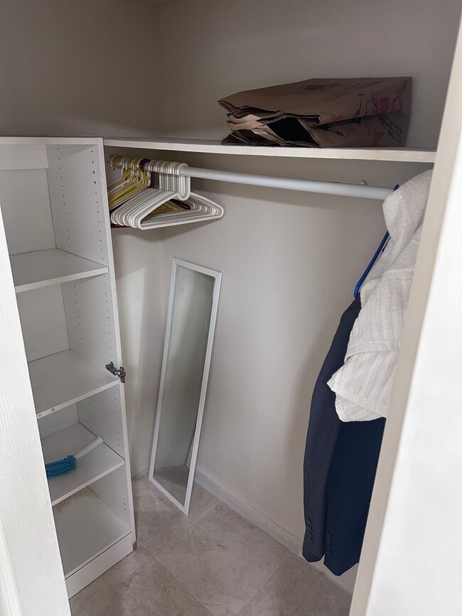 Building Photo - Studio in North Miami Beach Includes Utili...