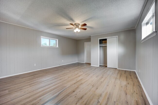 Building Photo - Freshly Updated 3 Bedroom House