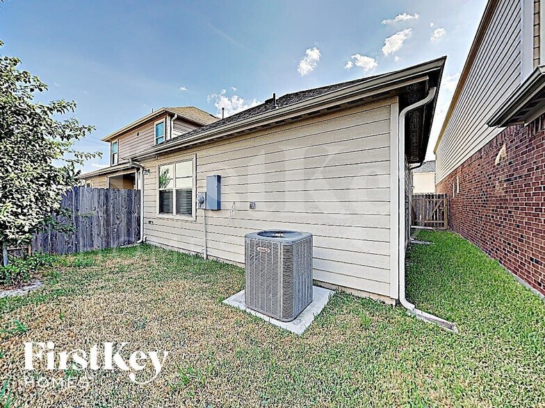 Building Photo - 17006 Amarose Dr