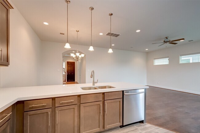 Building Photo - 1844 Parana Dr